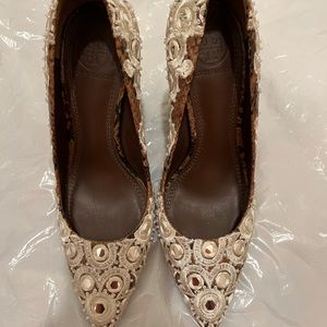Tory Burch mirror embroidered pointy toe heels. Reddish brown color is the base.